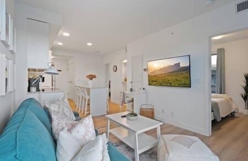 Bridgeland Apartment | "Baja Blast" 2BR |Mins to Stampede | Rooftop Patio