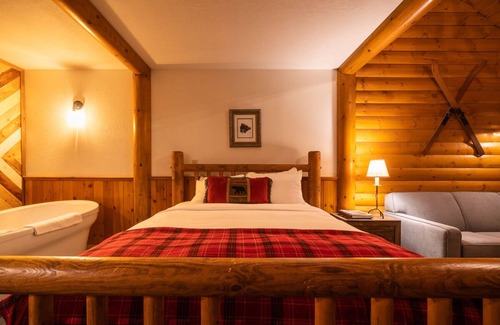 Lake Louise Cabin | Baker Creek | Superior Jacuzzi Suite