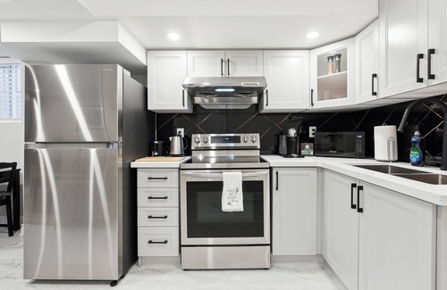 Whitchurch-Stouffville Hotel | Baker Hill Executive Suite - 2 Bedroom Basement Apartment w/Full Kitchen & Bath
