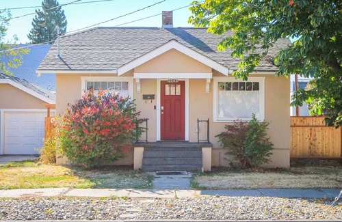Baker City House | Baker Street Bungalow, Cozy! Near Downtown! Sleeps 4, Local Golfing 50% Offf!