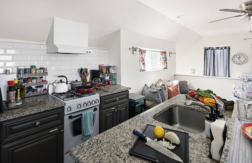 Baker Apartment | Baker Studio-Fast WiFi, Kitchen, W/D