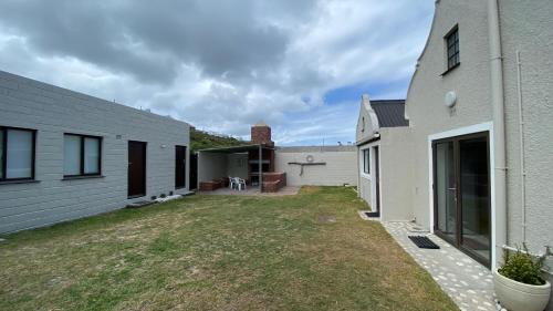 L'Agulhas House | Bakgat Stay - Seafront 7-sleeper holiday home
