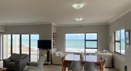 L'Agulhas House | Bakgat Stay - Seafront 7-sleeper holiday home