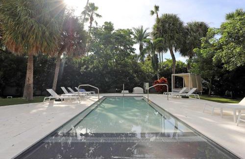 Bal Harbour Apartment | Bal Harbour Apartment with Pool Beach Service & Free Parking in Miami's Best Neighborhood