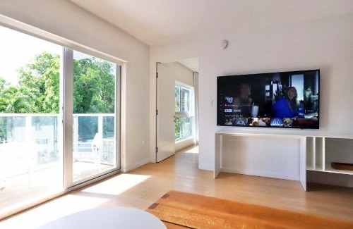 Bal Harbour Apartment | Bal Harbour Apartment with Pool Beach Service & Free Parking in Miami's Best Neighborhood