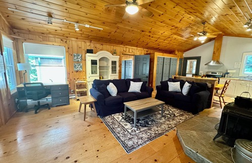 Bala Cottage | Bala-Retreat MUSKOKA - Walk to town/Sunsets/Sunny dock/Turnkey/Pet friendly