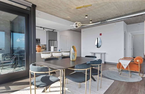 West Loop Apartment | Balance Work,Relaxation&vibrant city life|The Dada
