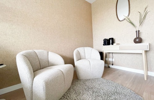 Municipality of Tilburg Apartment | Balance your books and your wellbeing! Study-friendly space near University Tilburg with relaxing nature walks nearby. Shared kitchen, laundry, and free parking make life easier.