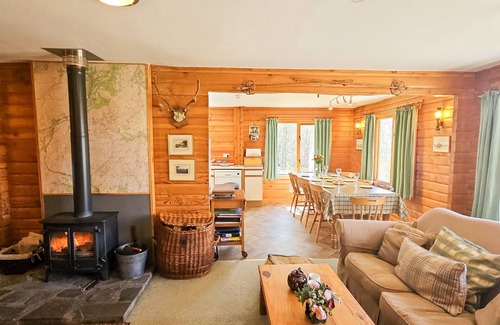 Kingussie Cottage | Balbeag Cottage - Pet friendly Log Cabin