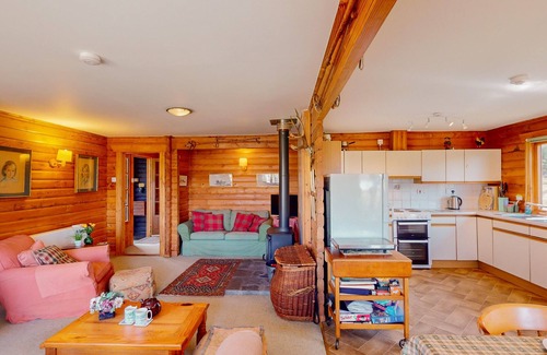 Kingussie Cottage | Balbeag Cottage - Pet friendly Log Cabin