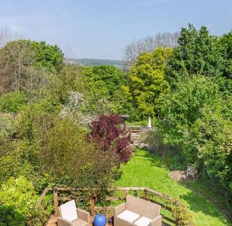 Stroud Bed & Breakfast | Balcarres, Rodborough Avenue