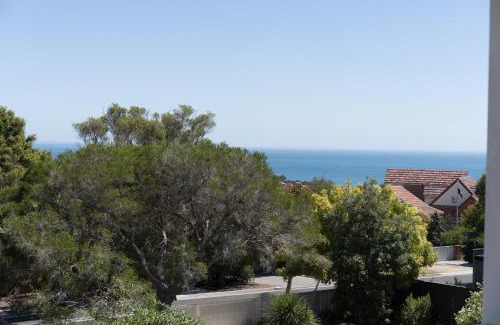 Mornington House | Balcombe Retreat, Family Escape with Sea Views