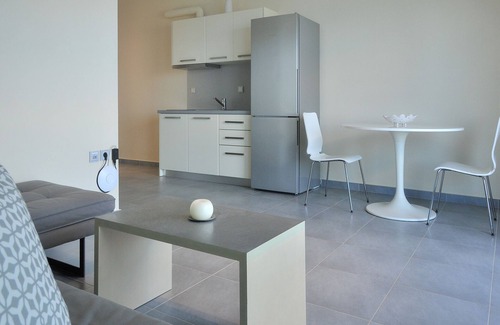 Skala Sotiros Apartment | Balconies on Sea - The White Apartment
