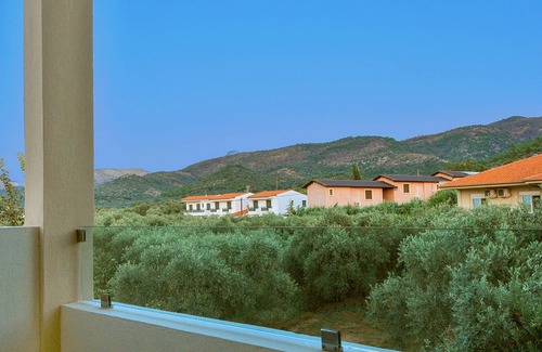 Skala Sotiros Apartment | Balconies on Sea - The White Apartment
