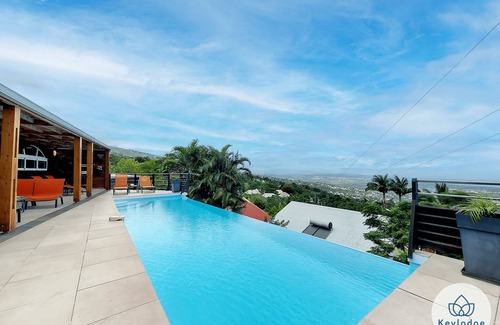 Les Avirons Ski Chalet | Balcons du Sud, Villa Perle de l’Océan - Infinity pool with a sea view - Les Avirons