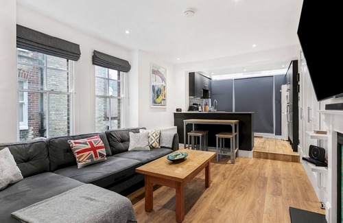 Queenstown Apartment | Balcony Apt Near Battersea Park & Power Station
