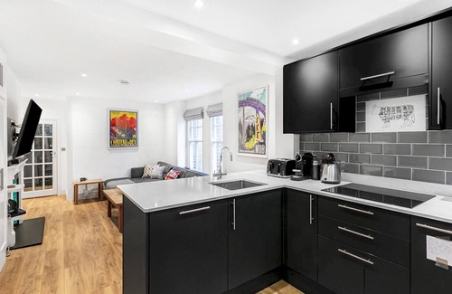 Queenstown Apartment | Balcony Apt Near Battersea Park & Power Station