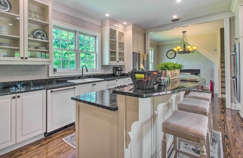 Buena Vista House | Balcony Downs Historic Home Near River Access