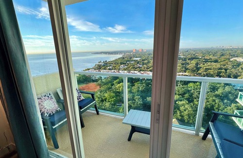 Coconut Grove Condo | Balcony Ocean View ! Pool - WiFi - Gym - Parking