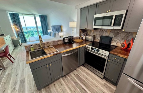 Coconut Grove Condo | Balcony Ocean View ! Pool - WiFi - Gym - Parking