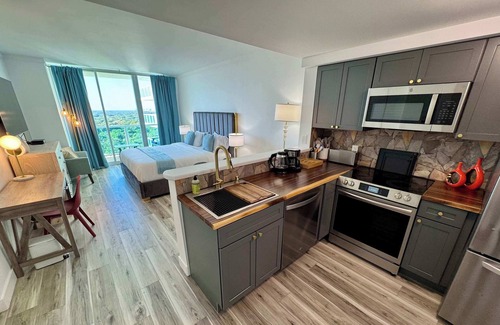 Coconut Grove Condo | Balcony Ocean View ! Pool - WiFi - Gym - Parking