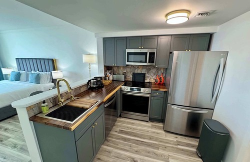 Coconut Grove Condo | Balcony Ocean View ! Pool - WiFi - Gym - Parking