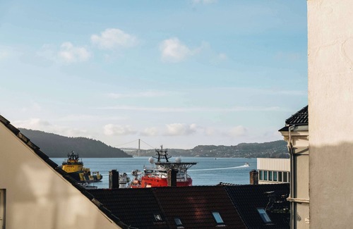 Bergenhus Apartment | Balcony & Sea Views l 800 m to Bryggen