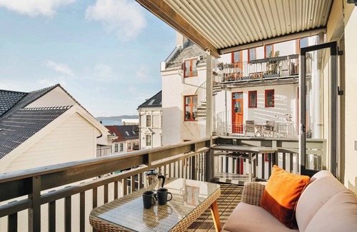 Bergenhus Apartment | Balcony & Sea Views l 800 m to Bryggen