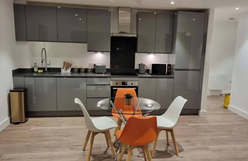 Earlswood Apartment | Balcony View Apartment- Sleeps 5 & Private Parking
