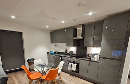 Earlswood Apartment | Balcony View Apartment- Sleeps 5 & Private Parking