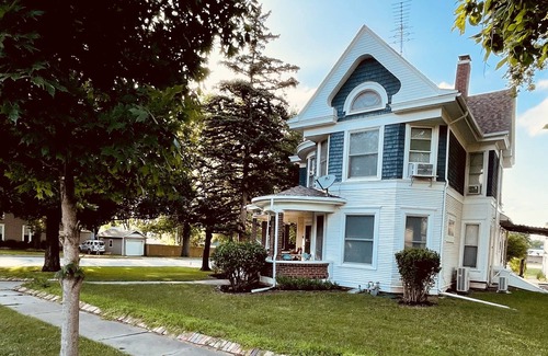 Baldwin City House | Baldwin House with the Peach Floor