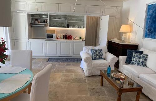 Lakka House | Balela's