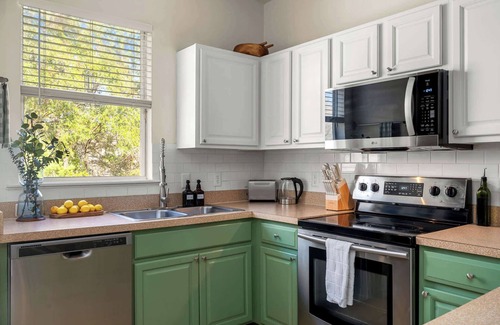 Gainesville Condo | Bali Bliss RENOVATED & Well-Appointed 2BDCondo