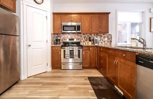 Northwest Edmonton House | Bali Escape-King Bed☆Jetted Tub☆Fireplace-Garagen