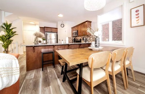Northwest Edmonton House | Bali Escape-King Bed☆Jetted Tub☆Fireplace-Garagen