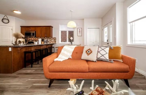 Northwest Edmonton House | Bali Escape-King Bed☆Jetted Tub☆Fireplace-Garagen