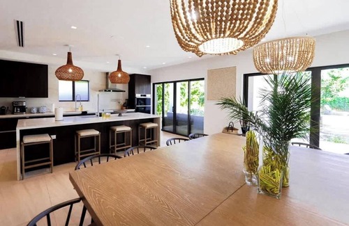Dunmore Town House | Bali House Harbour Island - Private Pool, Gym, Beach Setup, Newly Renovated