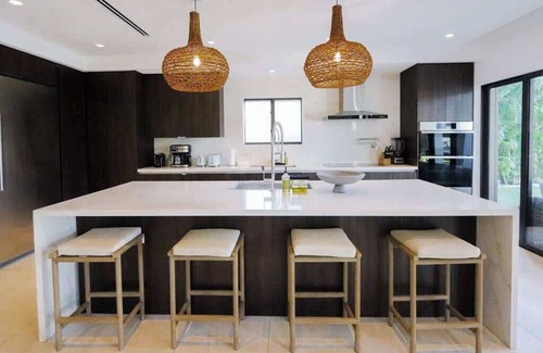 Dunmore Town House | Bali House Harbour Island - Private Pool, Gym, Beach Setup, Newly Renovated