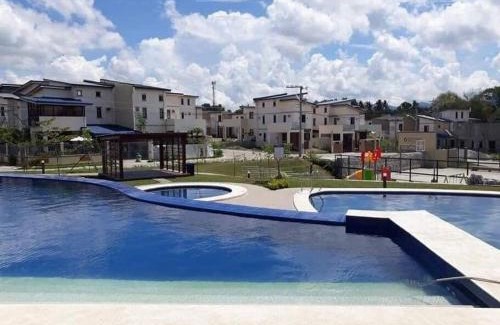 Lipa Apartment | Bali inspired 2 bedroom in Lipa netflix pool and parking