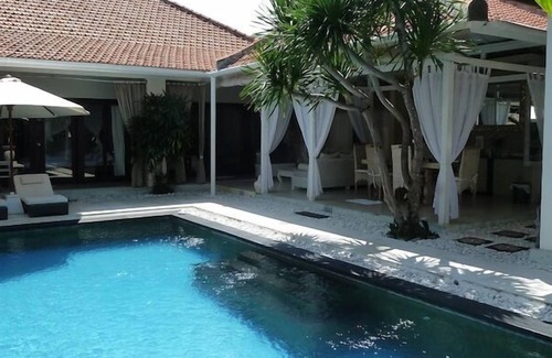 North Legian Villa | Bali – Seminyak – villa with pool – 6/7 pers.-quiet area in the heart of life