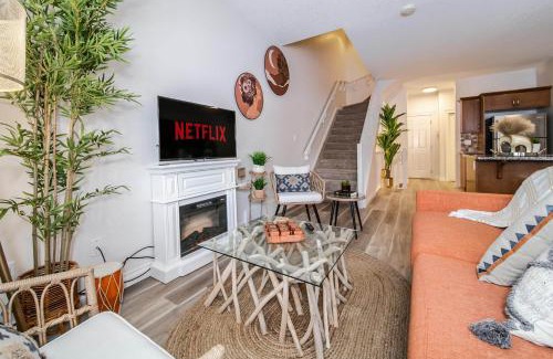 Northwest Edmonton House | Bali Style Home - King Bed - Fireplace - Jacuzzi - Fast Wi-Fi - Free Netflix & Garage Parking