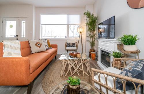 Northwest Edmonton House | Bali Style Home - King Bed - Fireplace - Jacuzzi - Fast Wi-Fi - Free Netflix & Garage Parking