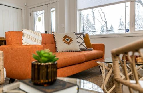 Northwest Edmonton House | Bali Style Home - King Bed - Fireplace - Jacuzzi - Fast Wi-Fi - Free Netflix & Garage Parking