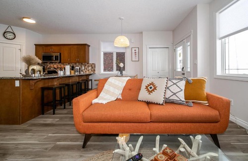Northwest Edmonton House | Bali Style Home - King Bed - Fireplace - Jacuzzi - Fast Wi-Fi - Free Netflix & Garage Parking