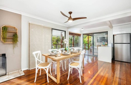 Sunnybank House | Bali Vibes Serene Tropical Oasis 4BD Holiday Home