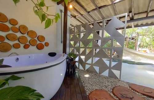 Campeche Norte Ski Chalet | Balinesa Cabana Meio uma Floresta Encantada!