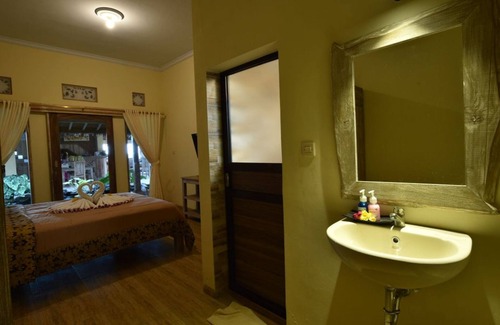 Tumbu Village House | Balinese Guesthouse! 1BR Double Room in Karangasem