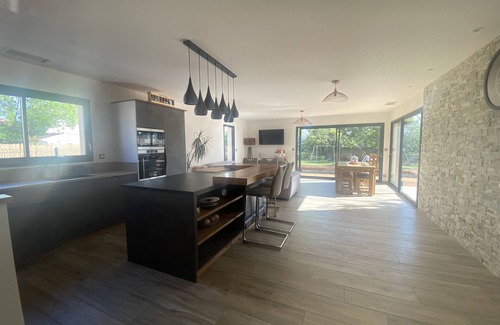 Carpentras Villa | Balinese pool villa with garden 20 minutes from Mont Ventoux