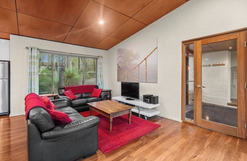 Serpentine-Jarrahdale House | Ballakup House - A Large & Unique Bush Retreat Nestled Among Native Grass Trees