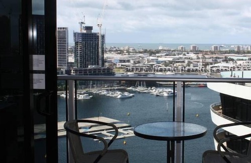 Docklands Apartment | Ballantrae Docklands Apartment 2BD 2BA free WiFi and under cover parking
